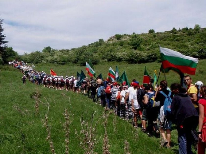 Над 1300 души тръгнаха по стъпките на Ботев. Традиционният поход
