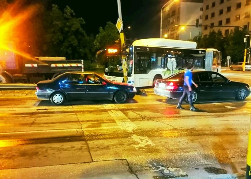 Автобус се заби в светофар на оживен столичен булевард (СНИМКА)