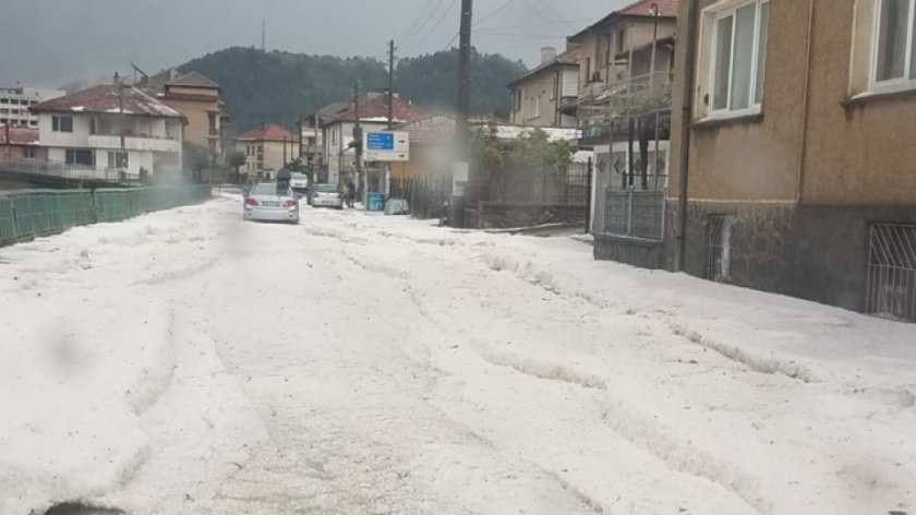 Оглеждат щетите след пороите и градушката