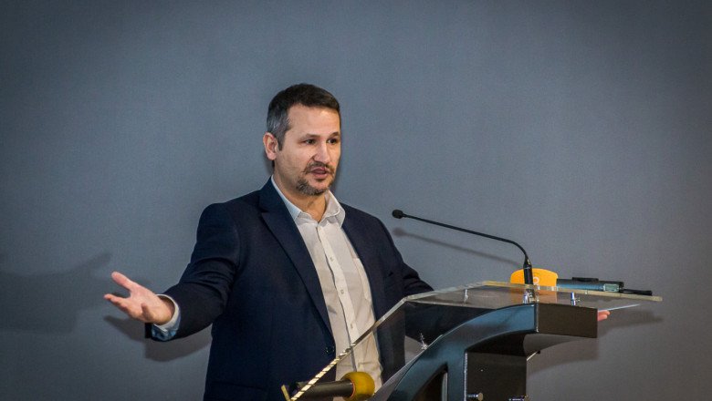 Да, присъствам в управата на частно дружество незаконно. Така на