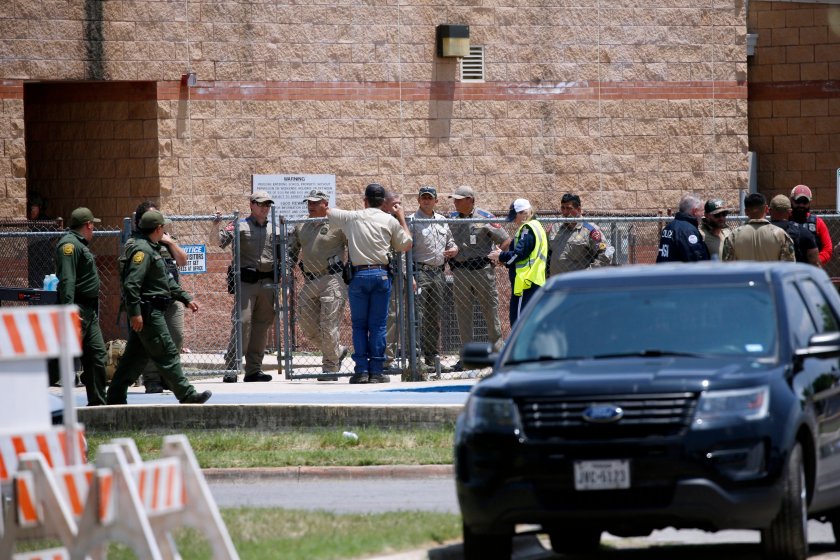 Блокираните в училището в Тексас деца са отправяли десетки обаждания към 911