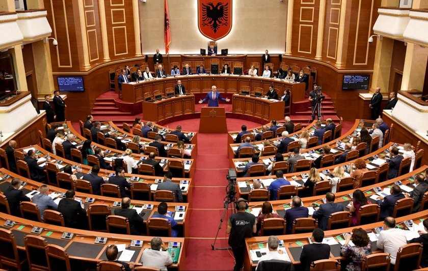 Aлбанският парламент не успя да избере нов президент, след като