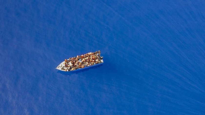 Лодка със 75 мигранти потъна край Тунис