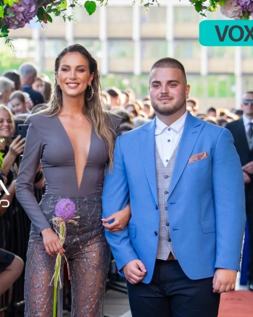 Александра Богданска със зашеметяваща визия на абитуриентския бал на брат