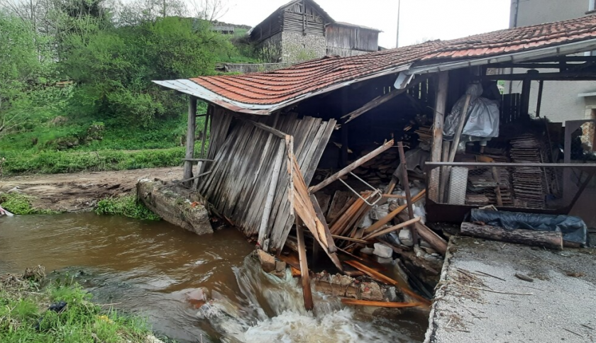 Поройни дъждове и градушка в доспатското село Змеица причини щети.
