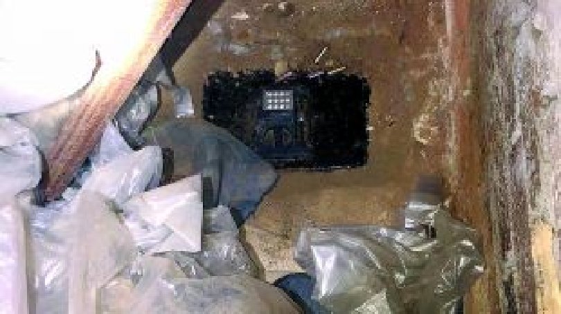 Криминалисти откриха закопан в земята сейф, в който 28-годишен телефонен