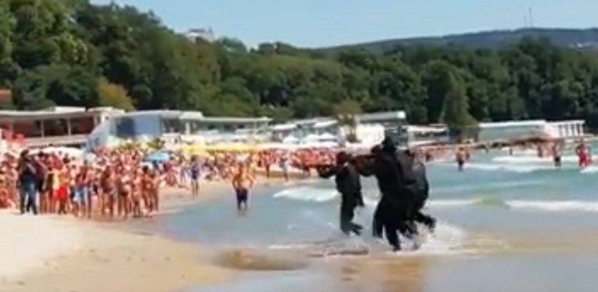 ПЪЛНА ЛУДНИЦА! Въоръжени до зъби командоси атакуваха плажа във Варна (ВИДЕО)