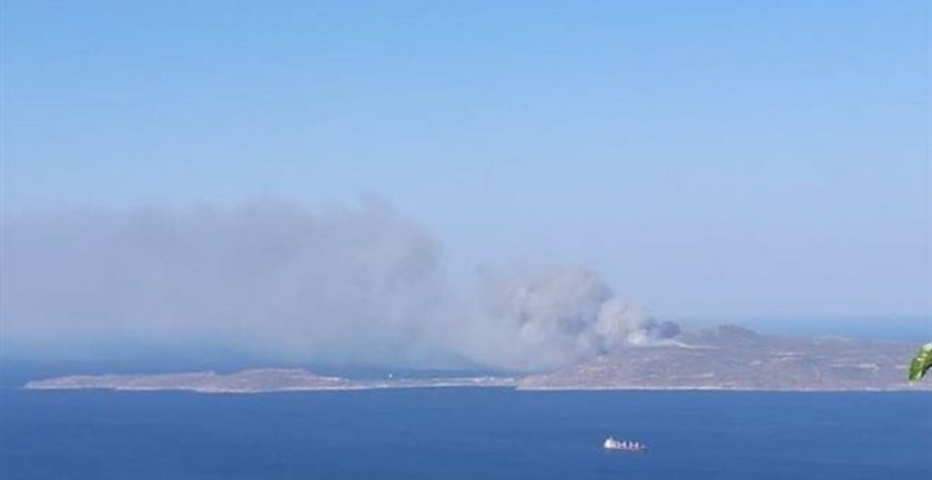 Голям пожар в Гърция, евакуират туристи (ВИДЕО)