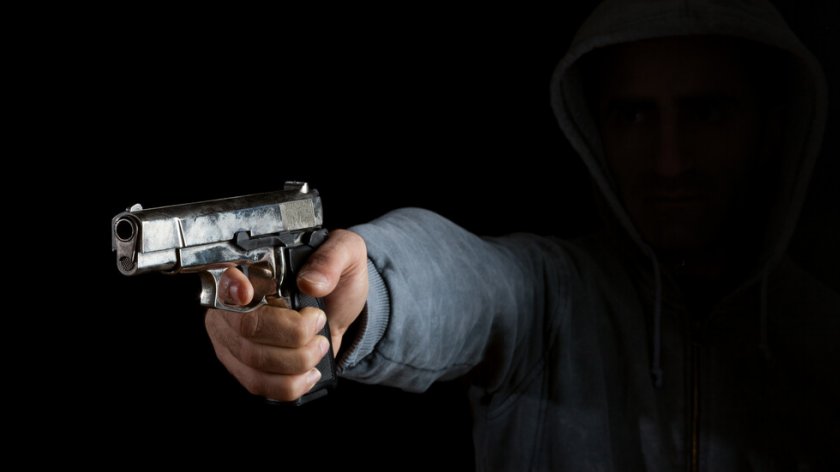 Мъж с пистолет опита да убие момче във врачански парк