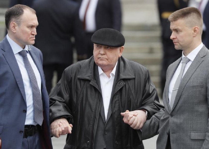 Михаил Горбачов бере душа в болница
