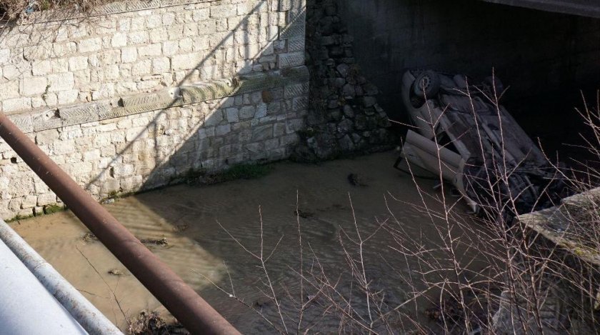 Изхвърлят умрели животни в напоителни канали в Сливенско