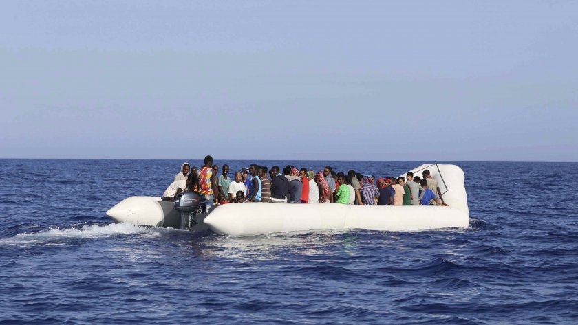 Кораб прибра 80 мигранти от лодка край Либия