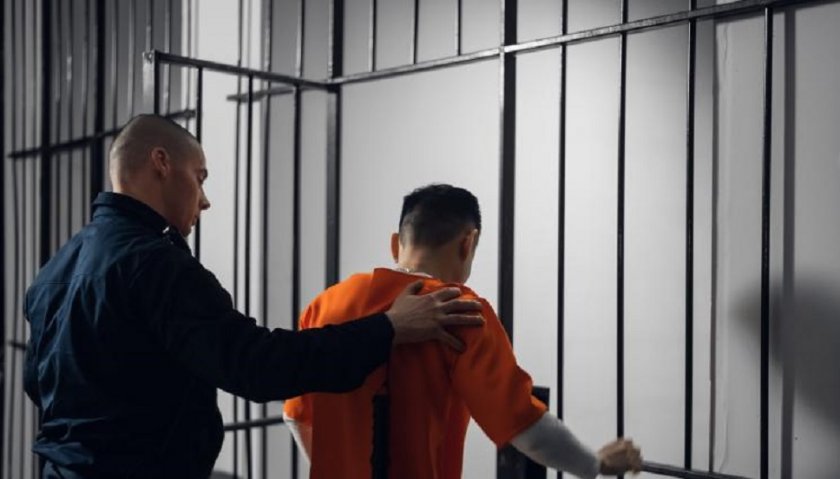 Три ченгета влизат в затвора за кражба на цигари за 2 млн. лева
