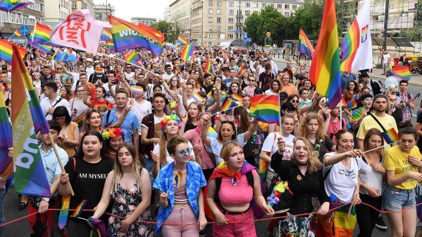 СЗО: Не избягвайте гей парадите заради маймунската шарка