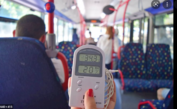 При близо 30-градусовата жега, пътниците в градския транспорт, поощрявани нонстоп