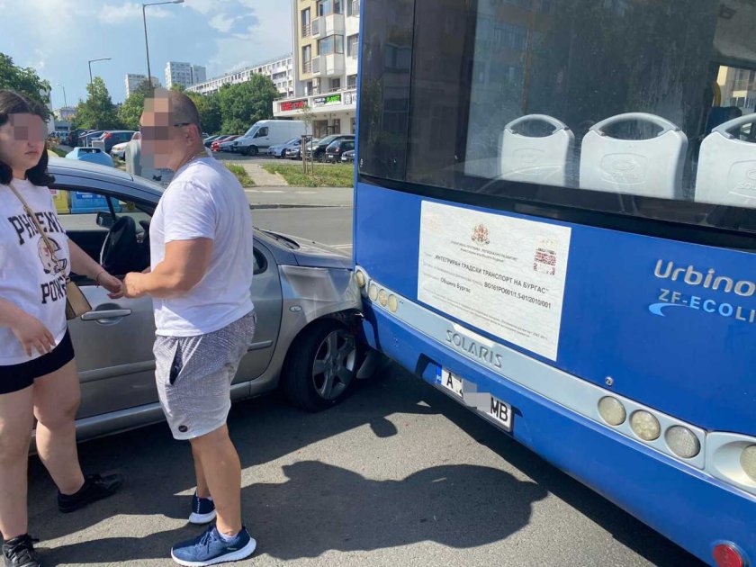 Шофьорка се заби в градски автобус в Бургас 