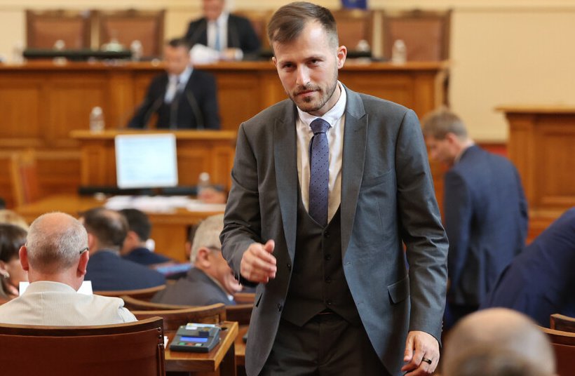 Депутатът от „Продължаваме Промяната” Искрен Митев се извини от трибуната