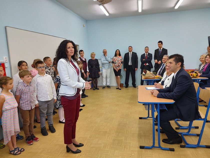 Петков навести наши ученици в Братислава