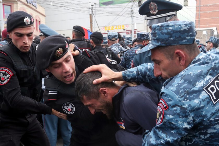 50 души бяха ранени при сблъсъци в Ереван