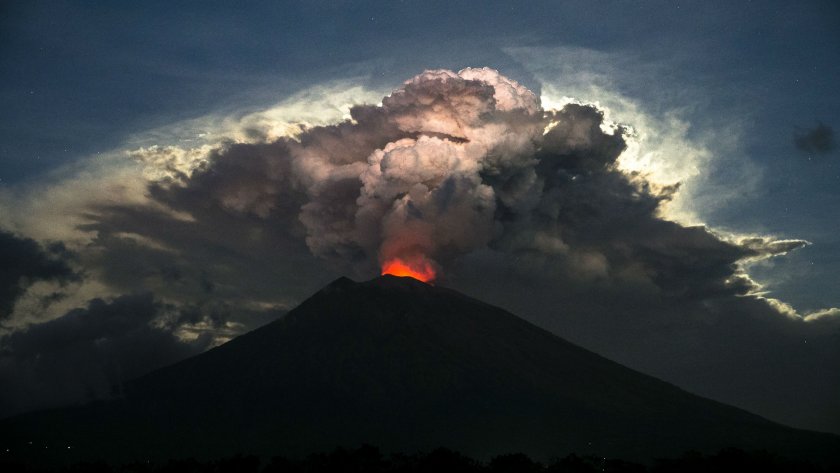 Вулкан изригна на Филипините
