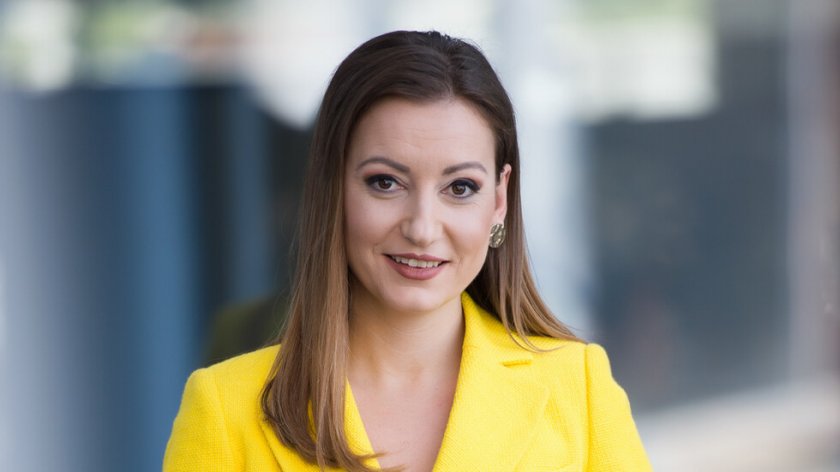 С един замах разлях чашата с вода в студиото на