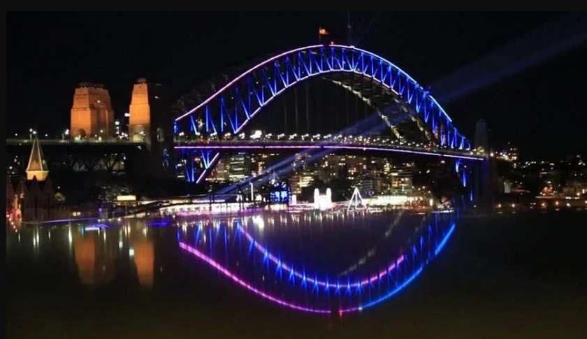 Мостът над залива в Сидни („Сидни харбър бридж“) бе осветен