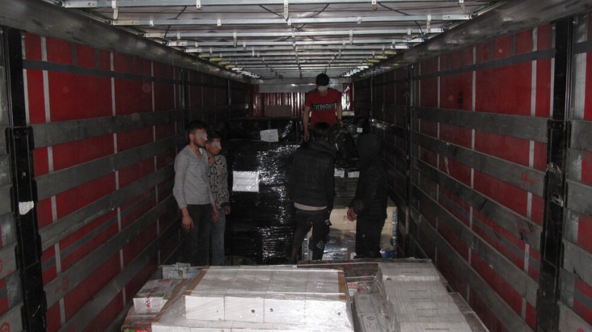 Каналджия скри бежанци в камион с авточасти (СНИМКИ)
