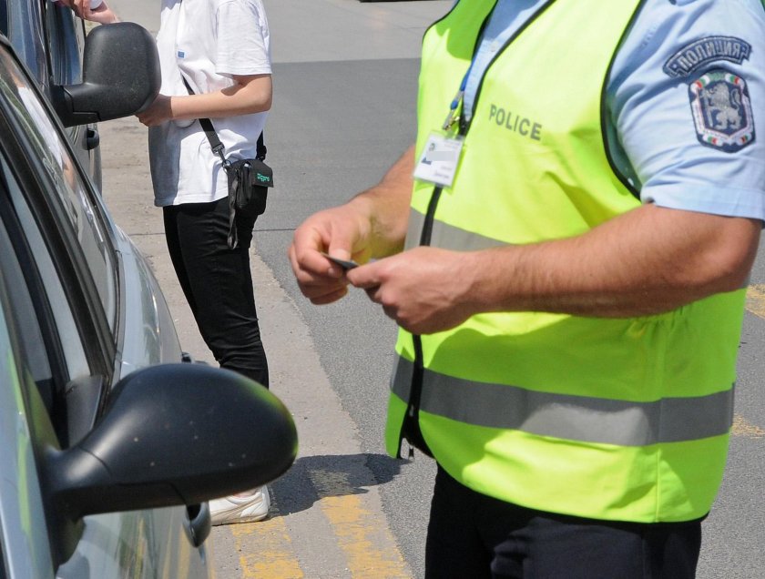 Шофьор избяга от проверка в Димитровград, издирват го