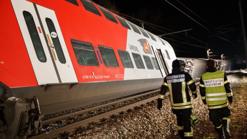 12 изчезнаха след влакова катастрофа в Германия, десетки ранени в Словакия