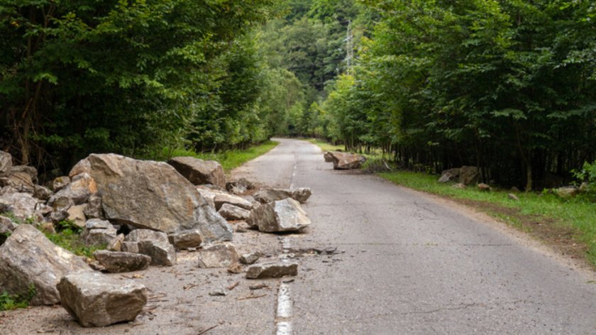 Паднала скална маса затвори Прохода на Републиката