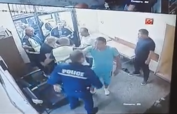 Само единият от нападателите на медици в Самоков остава в ареста