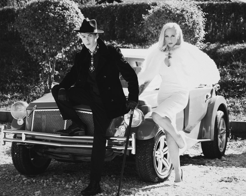 Макар новата песен на дует EXPOSE да се нарича &bdquo;Спри&ldquo;,