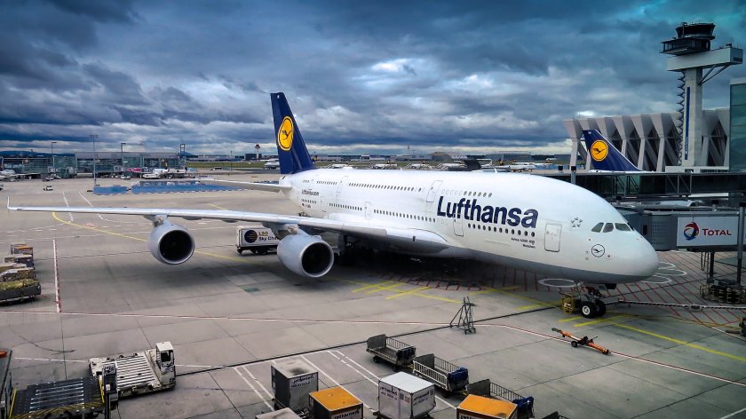 Най-голямата германска авиокомпания „Lufthansa“ отменя около 900 вътрешни и европейски