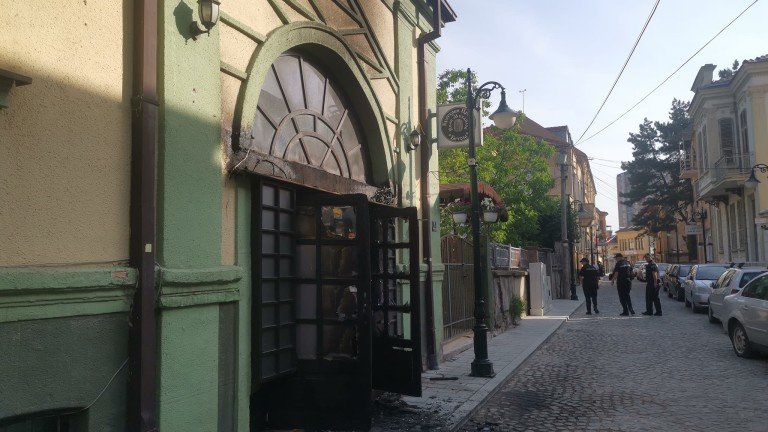 Извършителят, запалил входната врата на Културния дом „Иван Михайлов” в