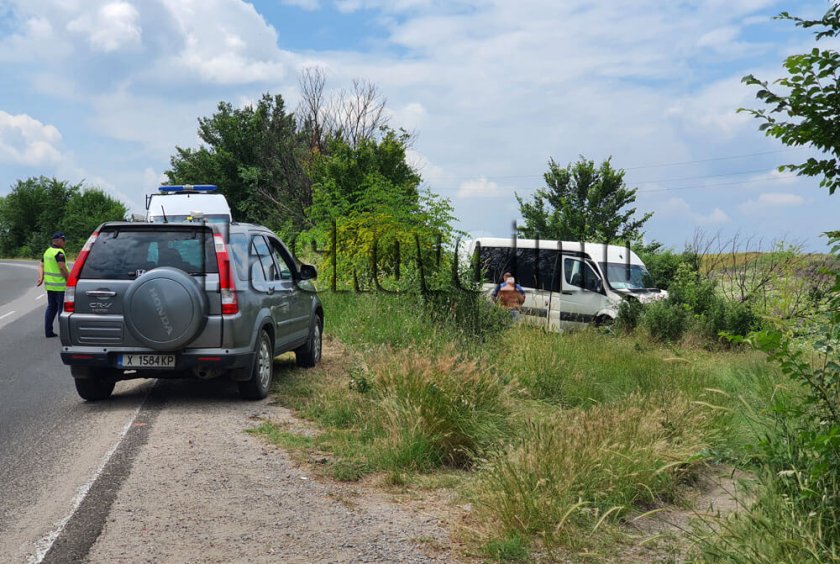 Маршрутка с 13 пътници катастрофира в района на бивши казарми