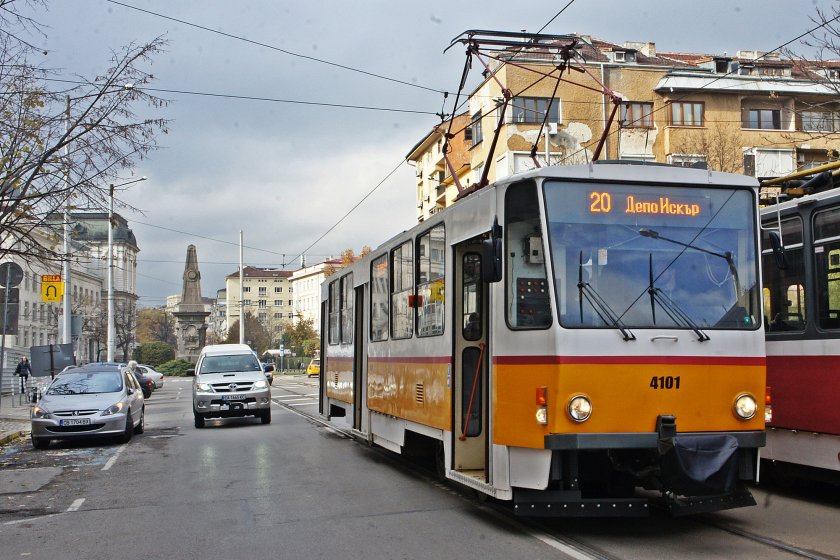Трамвай аварира на "Дондуков", спря всички мотриси