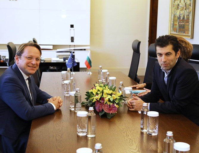На съвместен брифинг с еврокомисаря по разширяването, премиерът Кирил Петков