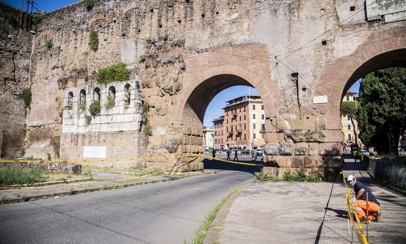 Фрагмент от древната арка на Порта маджоре, разположена в историческия