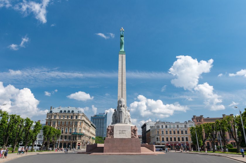 Латвия събаря всички тоталитарни паметници