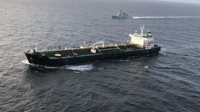 Иранските власти задържаха кораб, превозващ 90 000 литра контрабандно гориво,