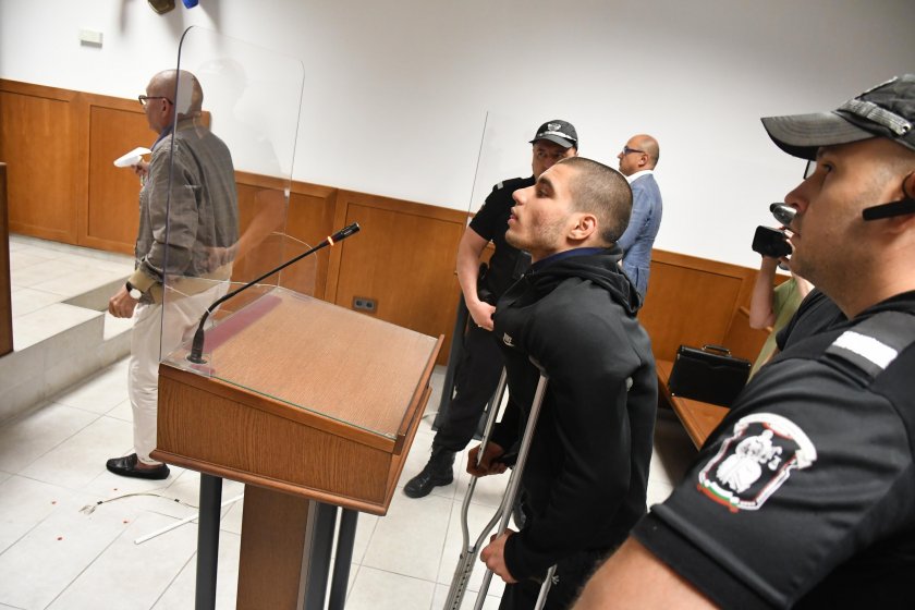 Прокурорският син от Перник дойде в съда с патерици, оставиха го в килия 
