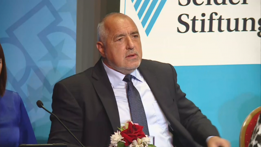 Лидерът на ГЕРБ Бойко Борисов коментира политическата криза в Албена.