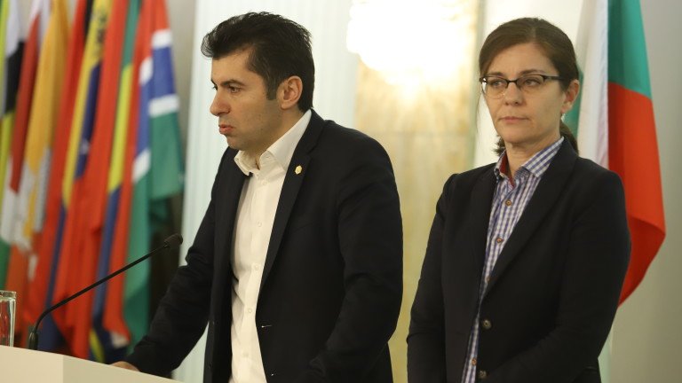 Българският премиер Кирил Петков възнамерява да изолира напълно Министерството на