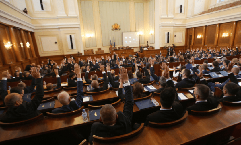 След бурни дебати, парламентът даде мандат на кабинета да одобри