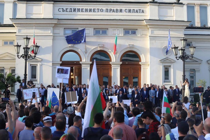 Българското правителство бе свалено с вот на недоверие в парламента,