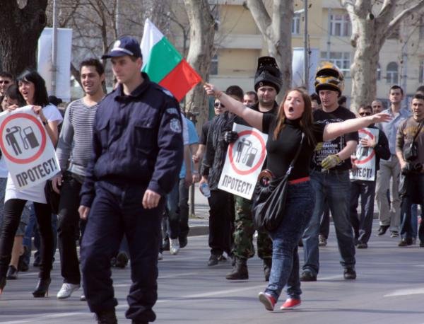 Бунт срещу високите цени на горивата се влива в големите протести 