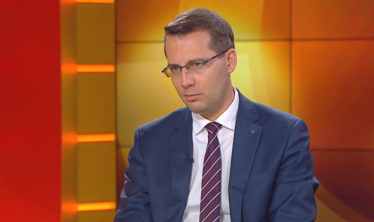 След като откри бележки с обидни надписи пред вратата на