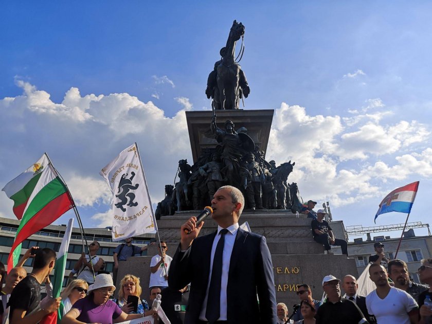 Протестиращи от „Възраждане” блокираха бул. „Цар Освободител” пред Народното събрание.