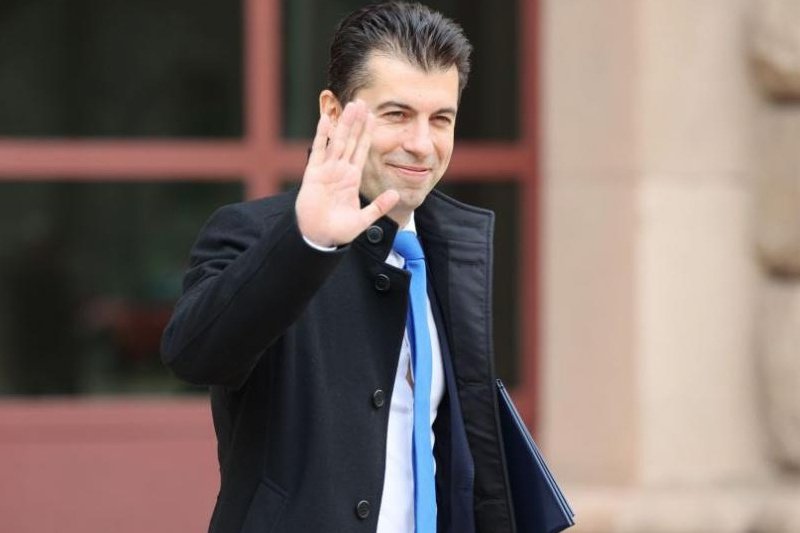 Кирил Петков ще подаде оставка като премиер в понеделник сутринта.