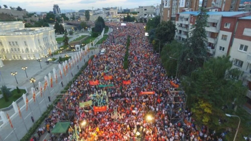 „Коленичете и се извинете”: Хиляди в Скопие скочиха срещу България